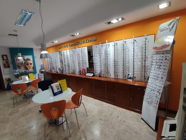 Interior de Óptica Centro Visión con el expositor de gafas graduadas